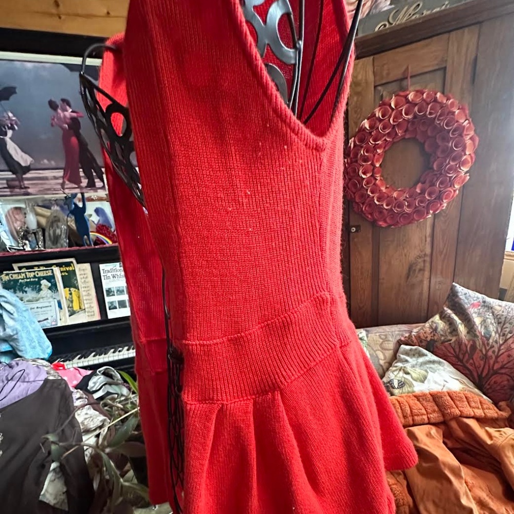 Cute sweater vest with ruffle - M